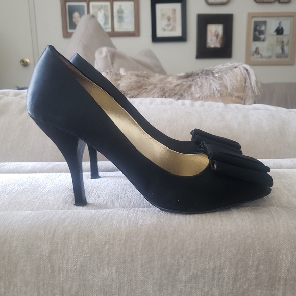 Beautiful Tuxedo Bow Style 4 inch Black Satin Nine West Pump - Picture 5 of 6